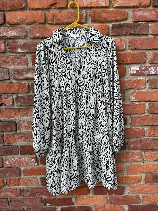 Umgee Dresses & Skirts - Umgee Black & White Abstract Long Sleeves Collared Dress M Ruffle Hem V-Neck